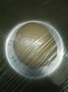 取出盖保鲜膜进行发酵