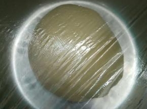 取出盖保鲜膜进行发酵