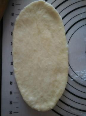 取一个按扁，用檊面杖檊成牛舌形状