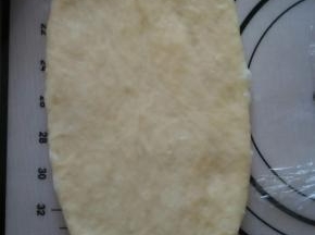 取一个按扁，用檊面杖檊成牛舌形状
