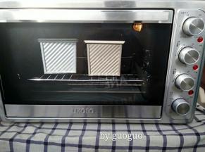 盖盖子，放入UKOEO5002烤箱里烤30分钟