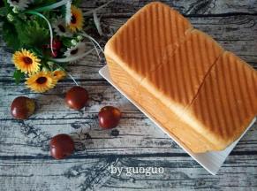 烤好后，打开盖子取出吐司晾凉