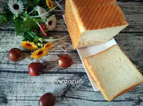 用面包刀切成大小均匀的片，就可以吃啦！