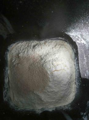 除黄油和紫薯泥外，所有材料放入面包机内，启动和面程序揉成光滑的面团。加入软化好的黄油，揉到扩展阶段即可