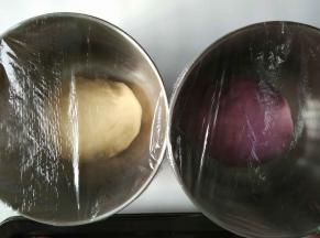 取出平均分成两份，其中一份加入紫薯揉匀，分别盖保鲜膜进行发酵