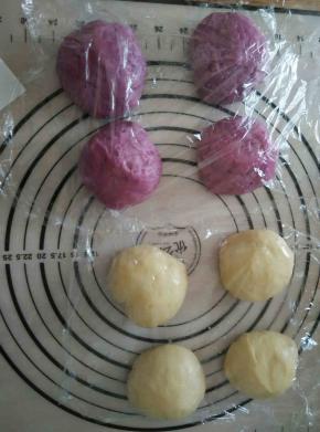 取出轻柔排气，两份面团各平均分成四份