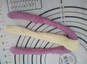 取一份原色的和紫薯的分别搓成条，原色的在中间，接头处捏紧。