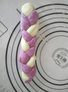 开始编辫子，收口处一定要捏紧。