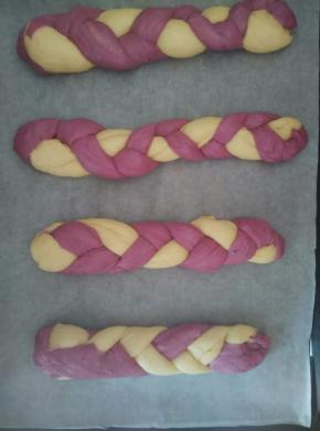 做好后依次放入烤盘里