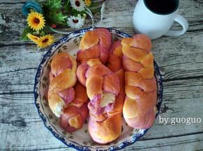 烤好的面包取出晾凉