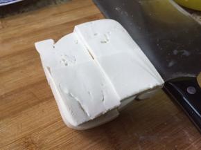 豆腐，一块，切成方块；