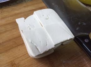 豆腐，一块，切成方块；