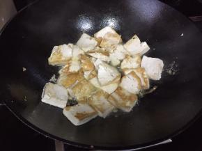 煎至两面金黄；