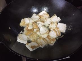 煎至两面金黄；