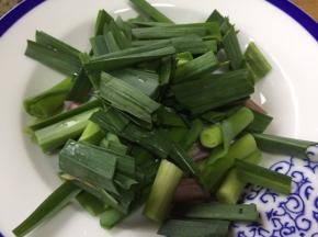 蒜叶，切成段；