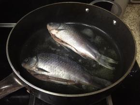 放入鲫鱼，煎炸；