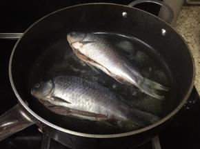 放入鲫鱼，煎炸；