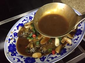 淋入鲫鱼身上；撒点葱花；