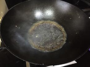 另起锅，倒入糖醋汁；