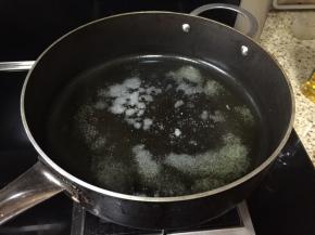 热锅，放入油，少许盐；