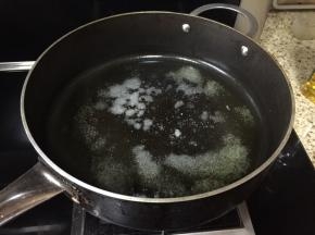 热锅，放入油，少许盐；