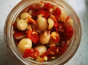 我妈妈做的剁椒，好好吃，有姜有蒜有花生，味道特别好