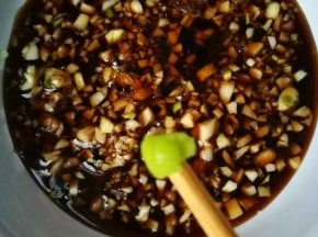 大蒜粒，醋要多些，生抽，老抽给一点，不要多，黑胡椒粉，香油，然后加一点芥末，依个人口味添加哈，调料的时候可以边尝边调。不要给盐，咸味完全够了！