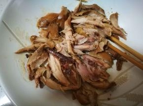 把肉拆下来，尽量条状