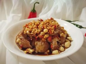 把调料淋在鸡肉上，可以吃了，天冷，不用像口水鸡那样要冰镇！