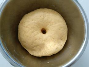 面团发酵至体积两倍大，手指戳一个洞，洞口不回缩，即可。