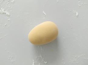 取出面团，充分揉捏排气，然后搓成图中，一头稍尖的面团。