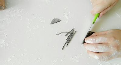 在按比例和点白面团，取部分白面团加入适量可可粉，然后揉匀，切成细条。