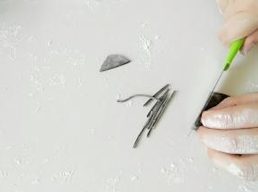 在按比例和点白面团，取部分白面团加入适量可可粉，然后揉匀，切成细条。