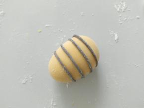 缠绕在小蜜蜂身体上。