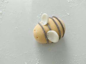 压出圆形白面团，粘上去，做翅膀。再用牙签戳出眼睛，可以永豆子也可以用黑面团啊。