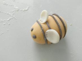 粘上眼睛，冷水上锅，中小火蒸。