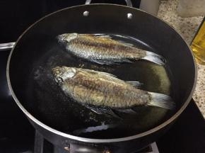 煎至两面金黄；