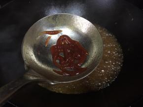 调入一勺的番茄酱；