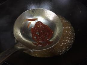 调入一勺的番茄酱；