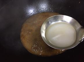 再慢慢调入水淀粉；