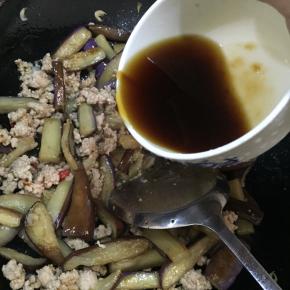 将蚝油，豆瓣酱，生抽放入碗中，加入适量清水调成酱汁，倒入锅中。