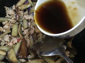 将蚝油，豆瓣酱，生抽放入碗中，加入适量清水调成酱汁，倒入锅中。