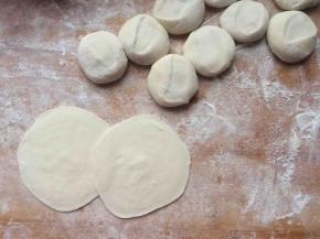 面团分成小块，压薄，比平时饺子皮稍大一圈。