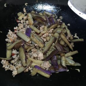 加入茄子，炒均匀。