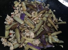 加入茄子，炒均匀。