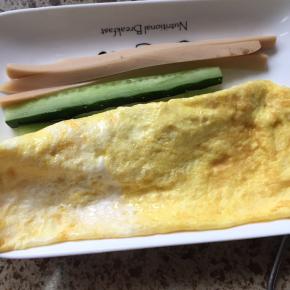 依次准备好黄瓜、香肠、还有鸡蛋皮；