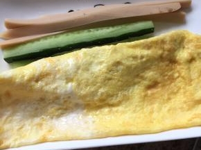 依次准备好黄瓜、香肠、还有鸡蛋皮；