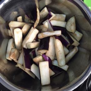 茄子洗干净，切条，加入少许盐抓匀。