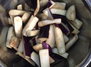 茄子洗干净，切条，加入少许盐抓匀。