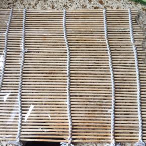 准备好寿司帘子，上面铺上保鲜膜；